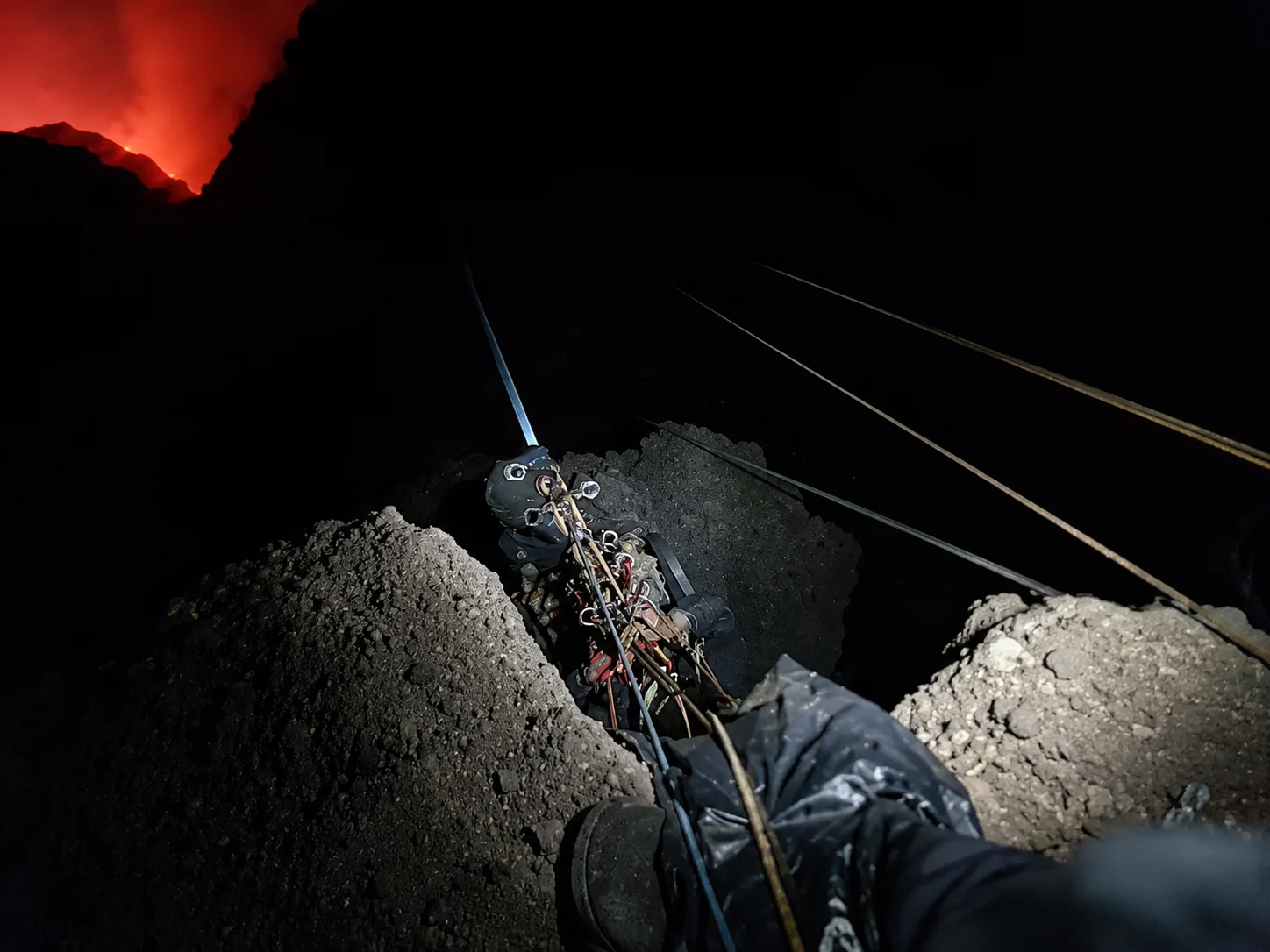 Descenso técnico hacia zona de cráter volcánico