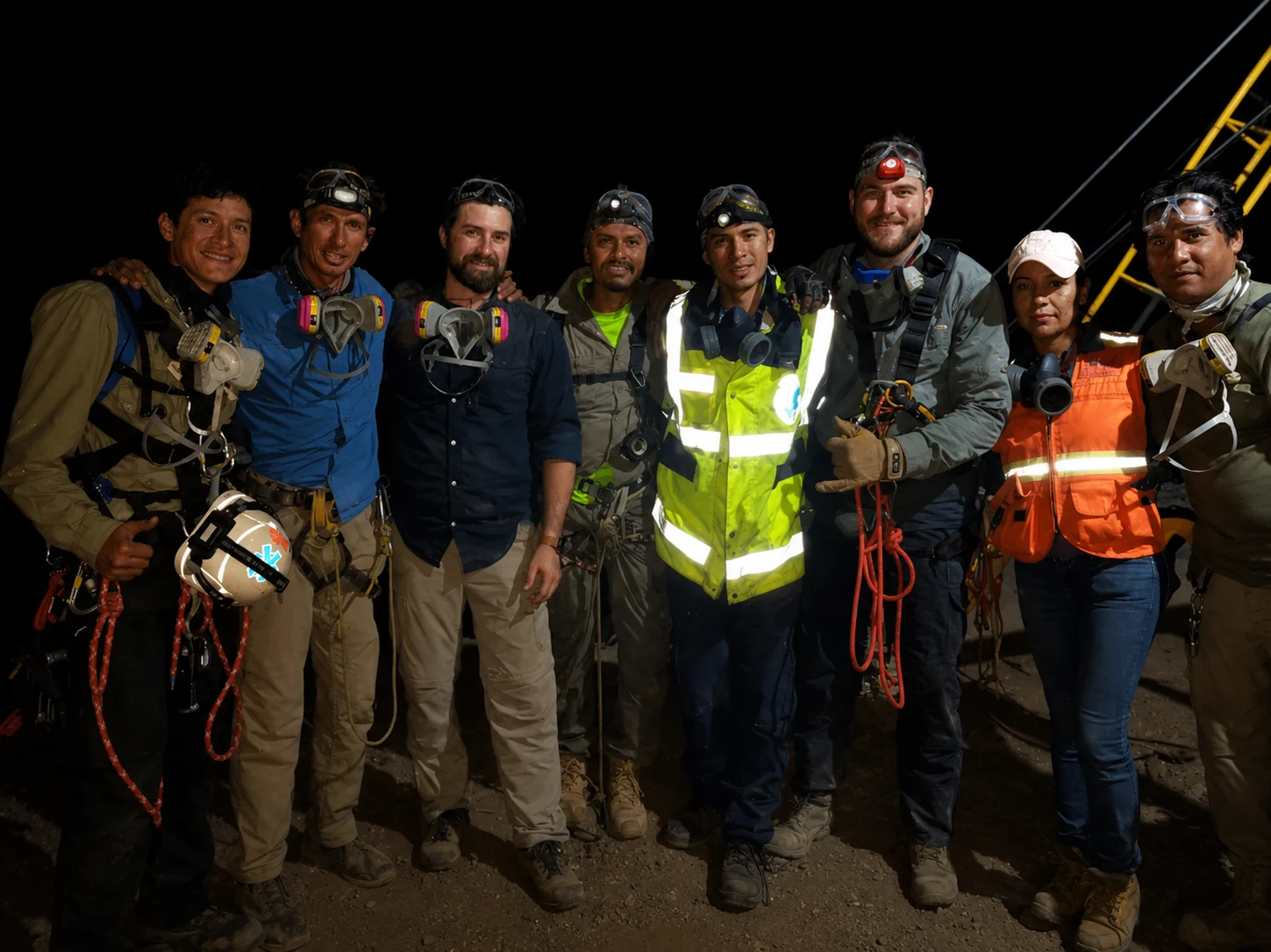 Equipo técnico durante operación nocturna