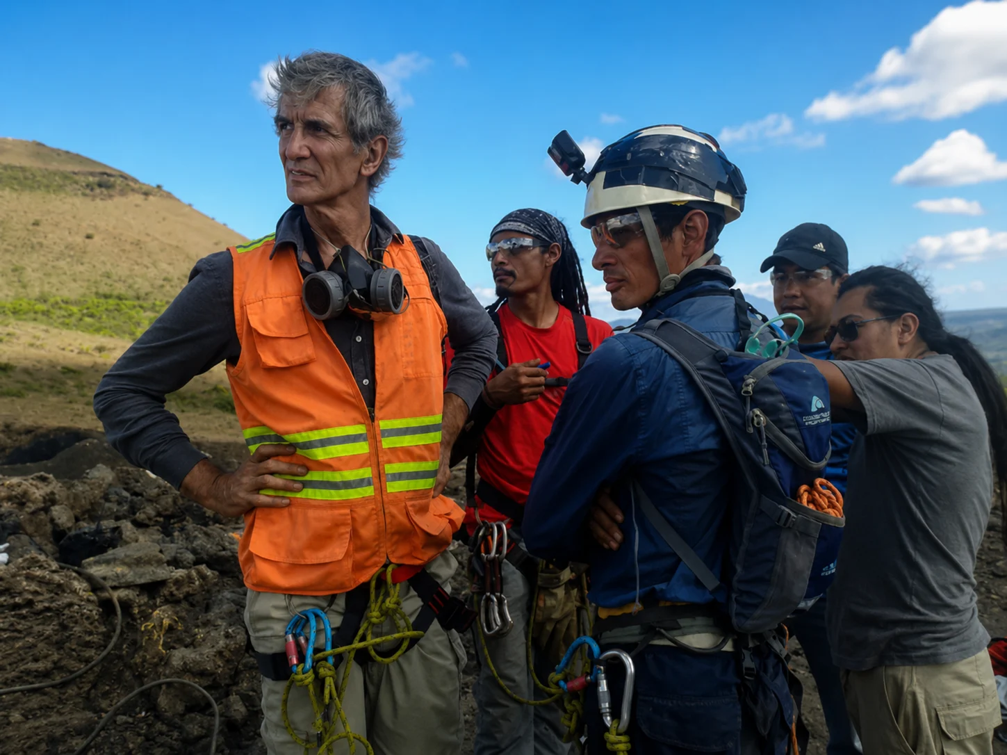 Equipo técnico de Alta Research S.A. durante operación de campo