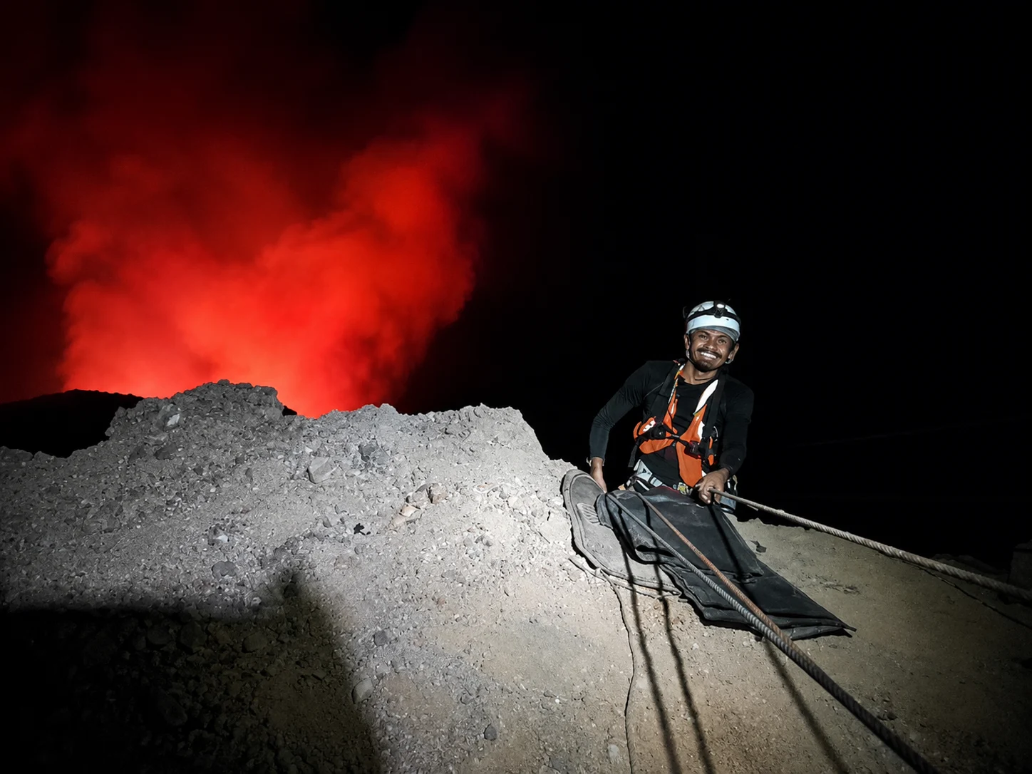 Operación de descenso técnico nocturno en zona volcánica