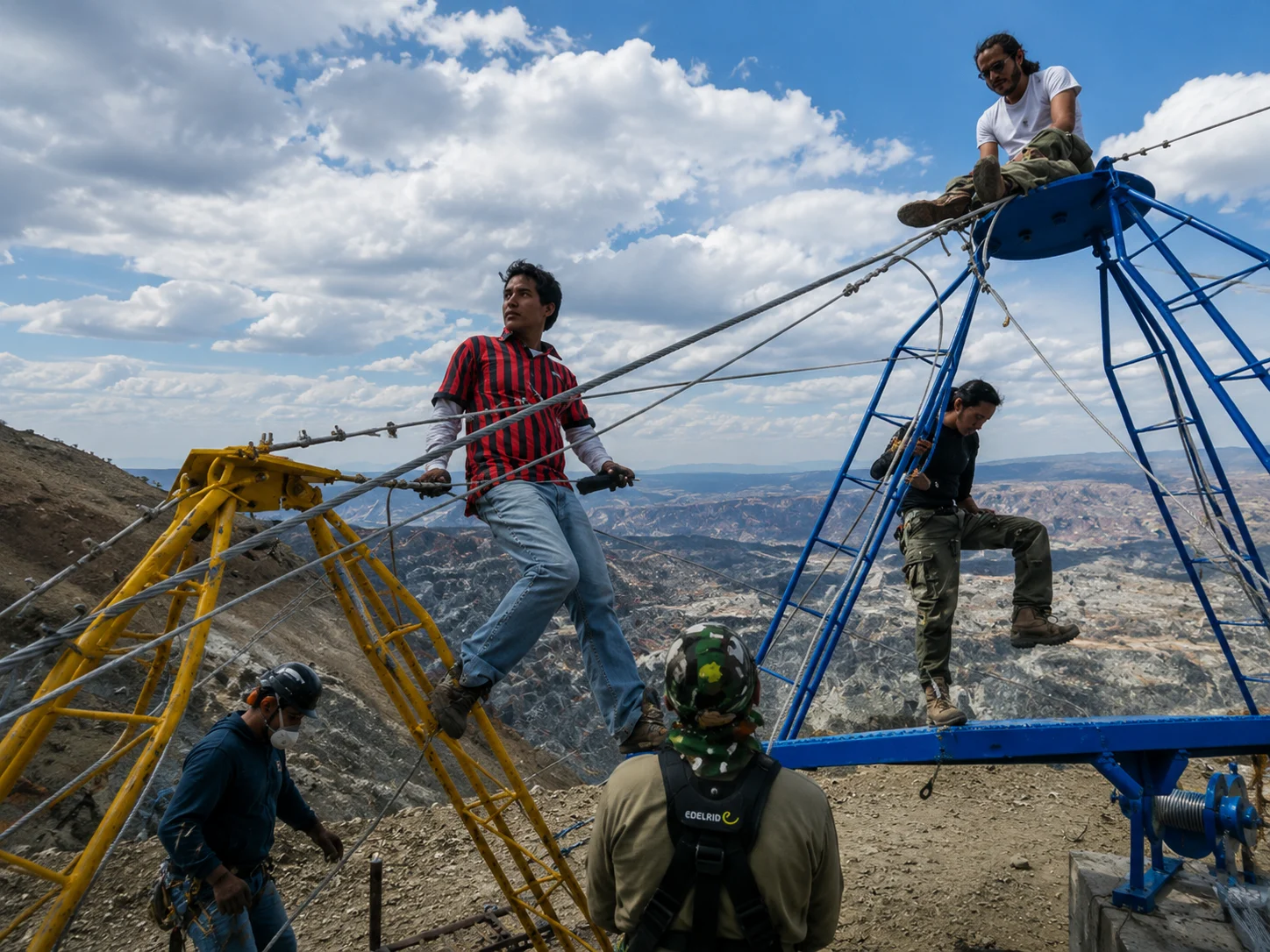 Equipo técnico trabajando sobre sistema de descenso estructural