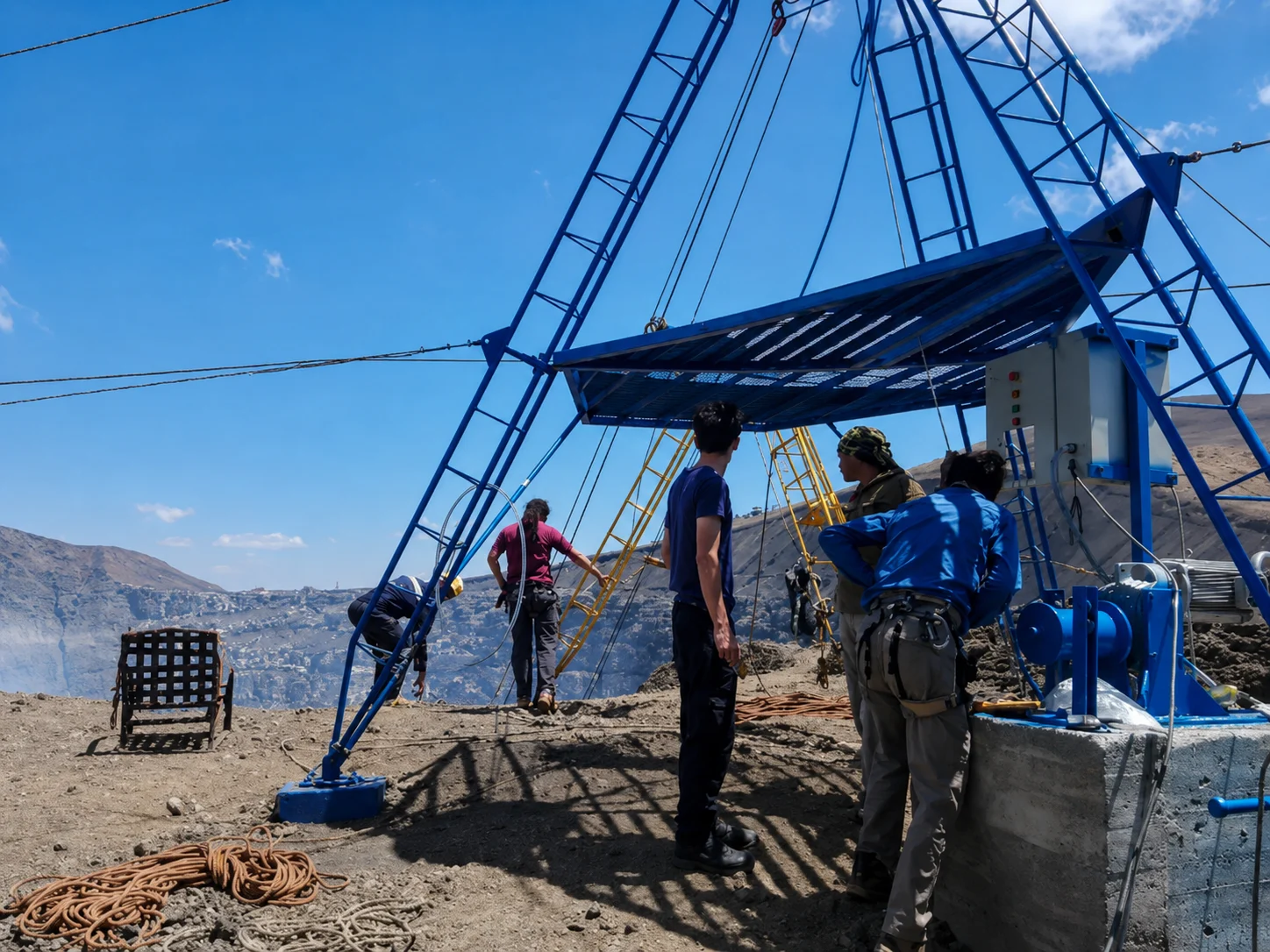 Estructura metálica de descenso en el borde del cráter volcánico