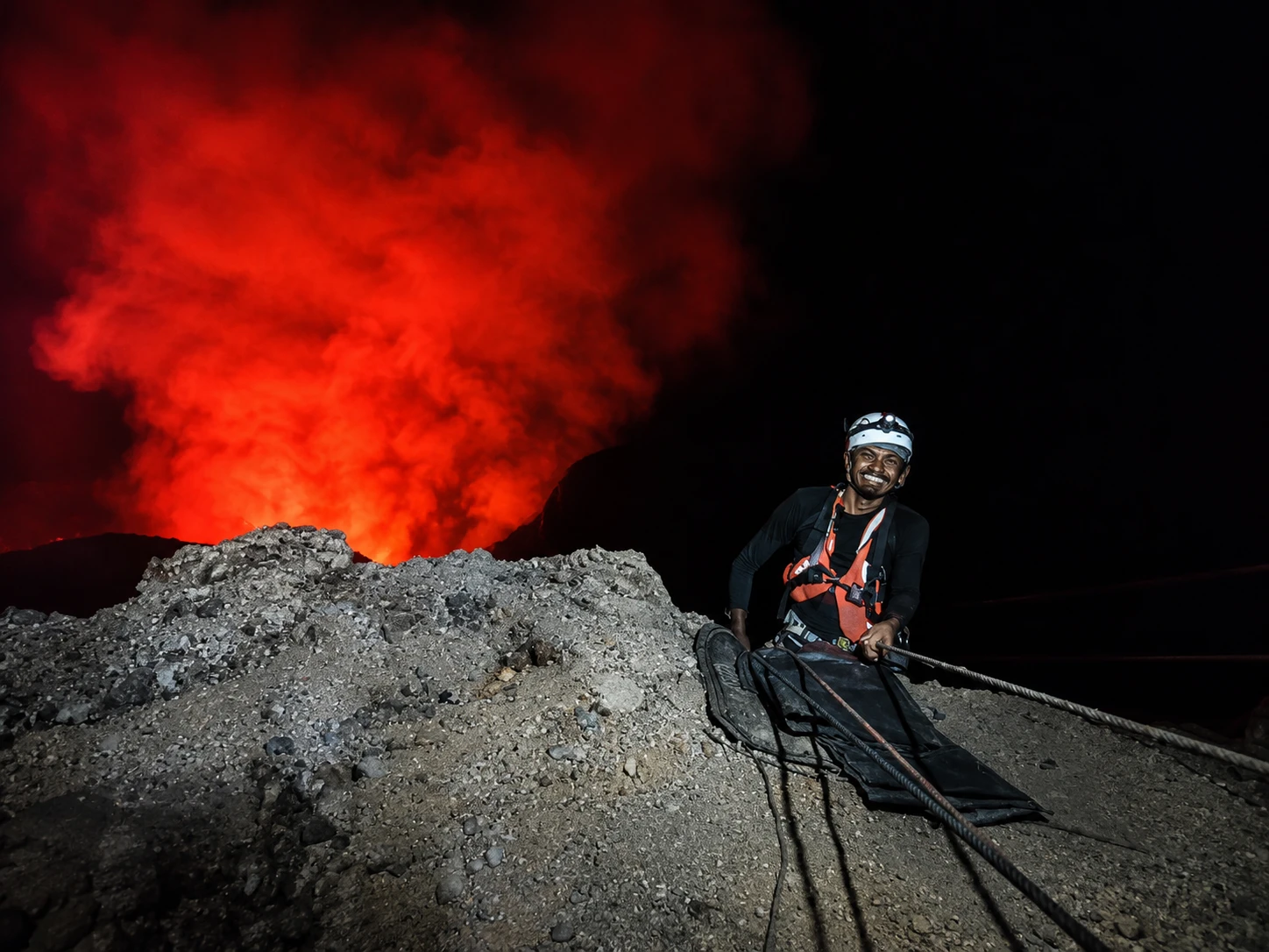 Luz de lava y gases dentro del cráter del Volcán Masaya