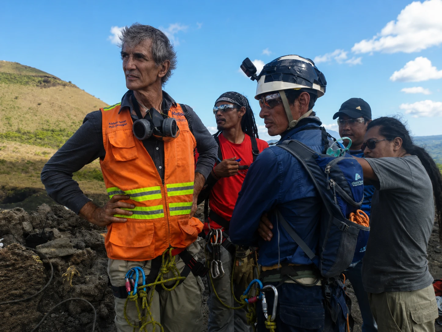 Equipo técnico preparando el sistema de descenso en el Volcán Masaya